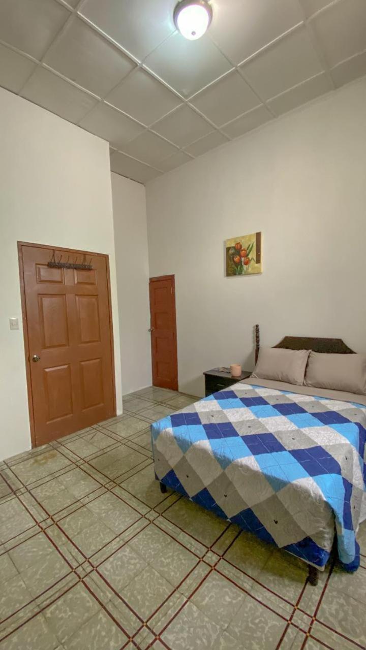 Hostal Velvet Plaza ซานตา อานา ภายนอก รูปภาพ