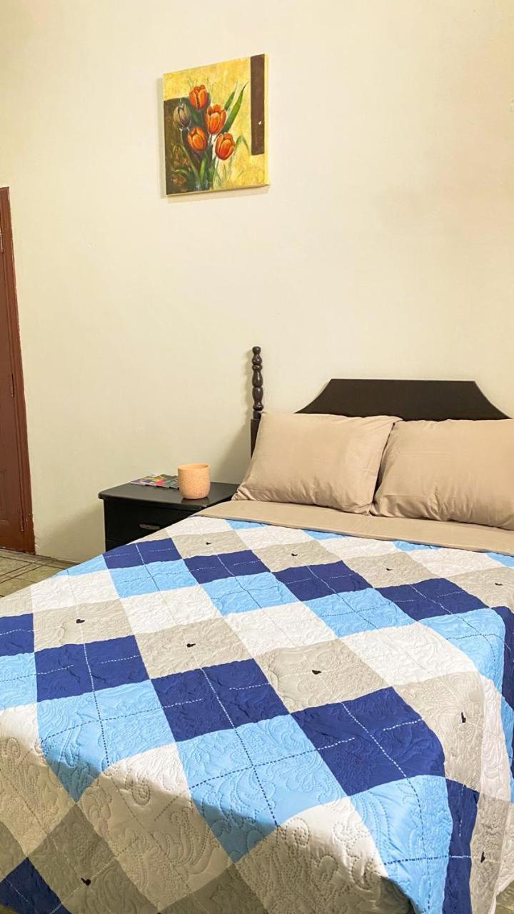 Hostal Velvet Plaza ซานตา อานา ภายนอก รูปภาพ